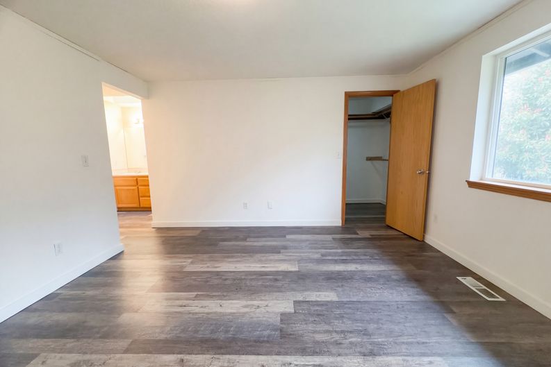 Photo 4 of 16 of 8641 NE Windstone St, Beaverton, OR