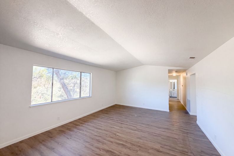 Photo 8 of 29 of 6041 Thornicroft Dr, Valley Springs, CA