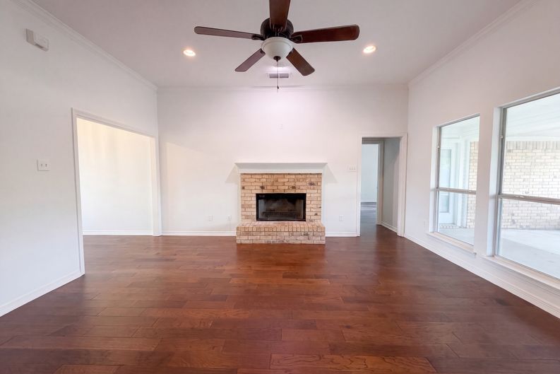 Photo 8 of 17 of 1623 W Pleasant Dr, Midlothian, TX