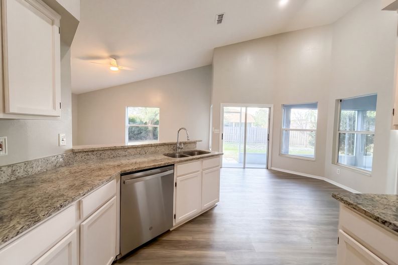 Photo 8 of 41 of 9703 Glenpointe Dr, Riverview, FL
