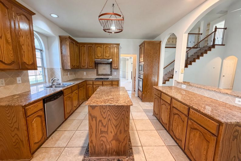 Photo 6 of 28 of 1126 Glencoe Dr, Glenn Heights, TX