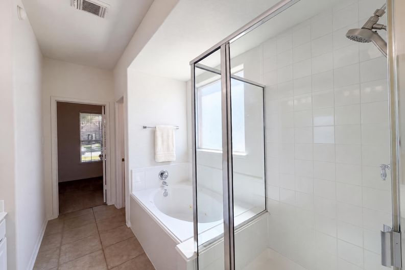Photo 12 of 24 of 18006 Oakfield Glen Ln, Cypress, TX