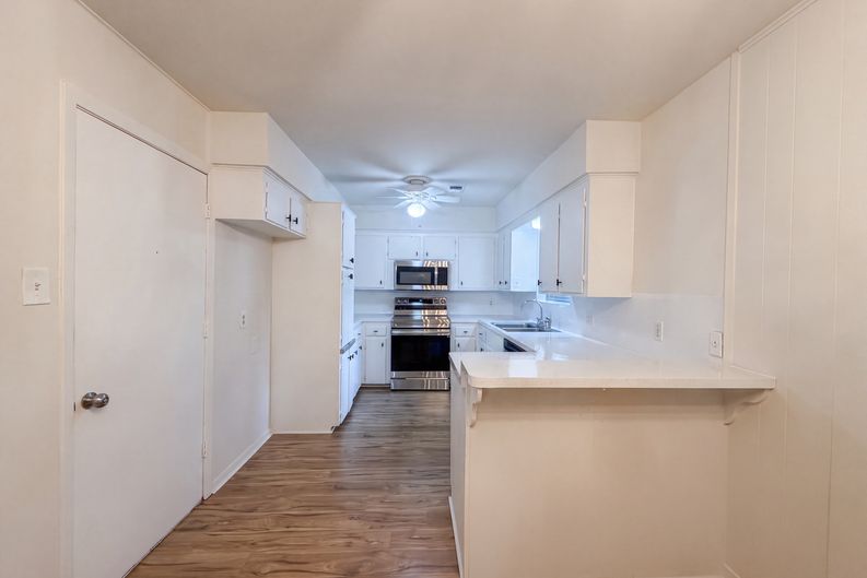 Photo 6 of 17 of 9538 Skyline Dr, Houston, TX