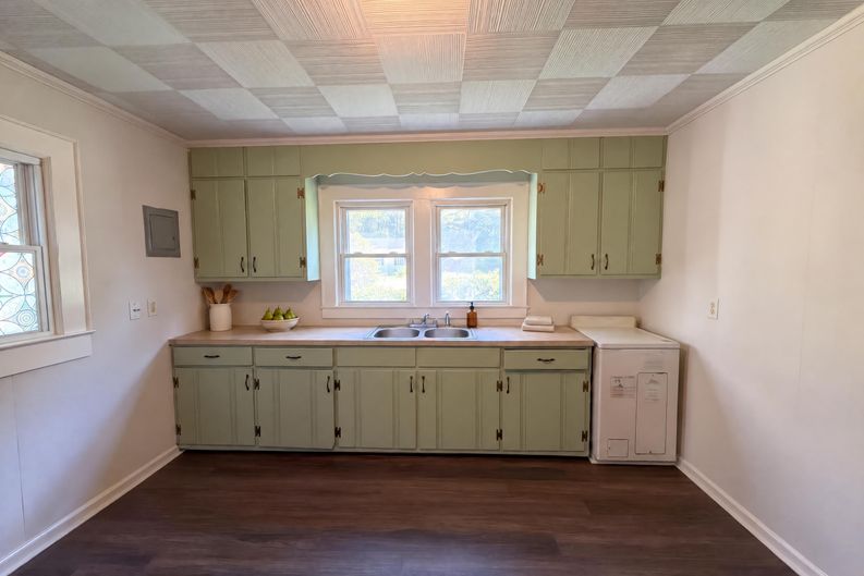 Photo 6 of 22 of 3511 Helmstetler Rd, Lexington, NC