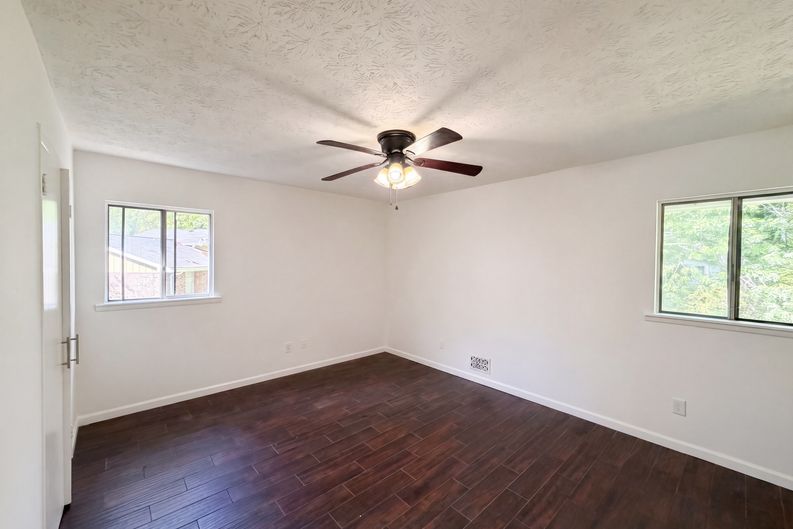 Photo 4 of 16 of 1010 Buckhurst Dr, Atlanta, GA