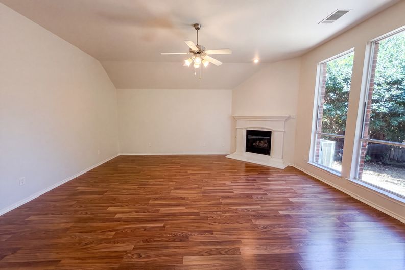 Photo 3 of 21 of 8526 Vista Grande Dr, Dallas, TX
