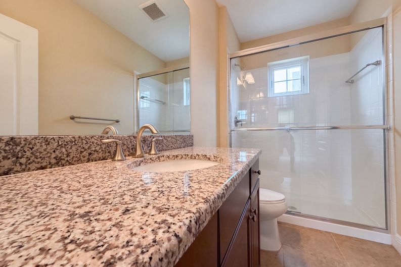 Photo 20 of 24 of 1121 Thornbury Dr, Parrish, FL