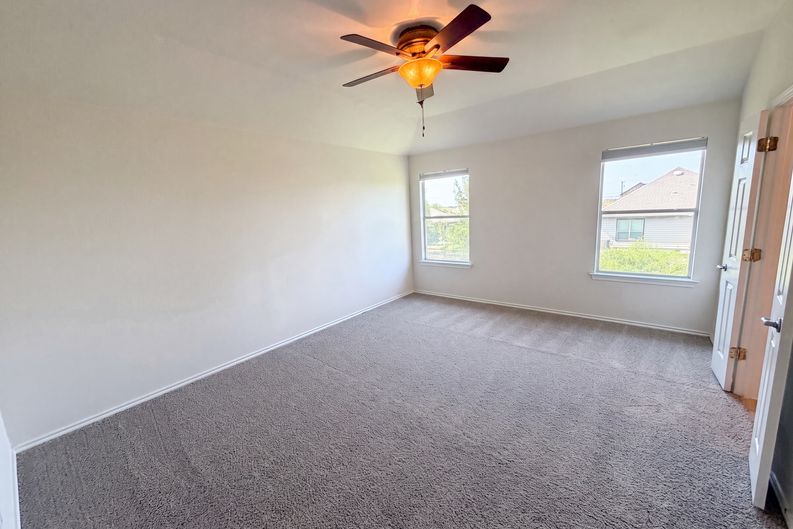 Photo 11 of 20 of 206 Almquist St, Hutto, TX