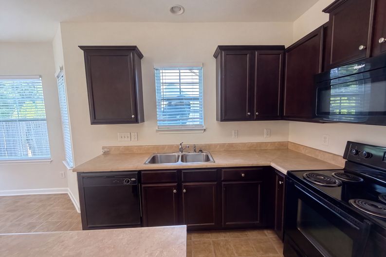 Photo 8 of 24 of 2722 Quail Oaks Dr, Greensboro, NC