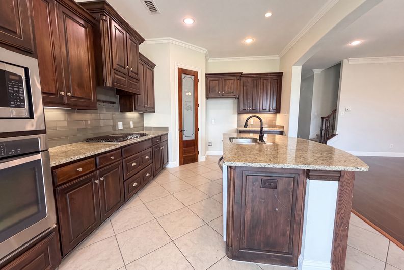 Photo 6 of 27 of 400 Blue Star Ct, Burleson, TX