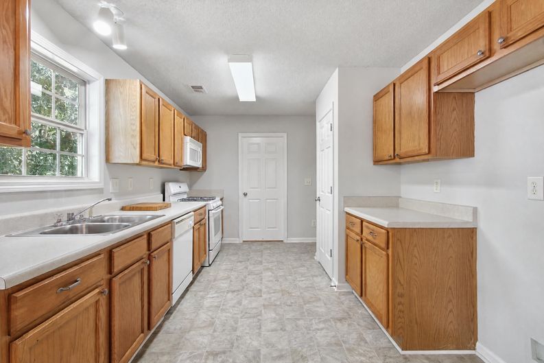 Photo 3 of 28 of 273 Rosemont Ct, Hiram, GA
