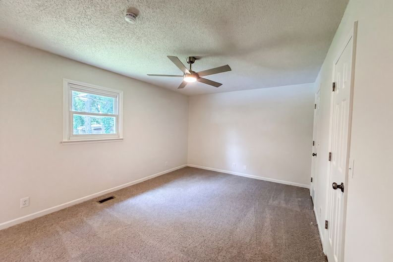 Photo 4 of 22 of 4023 Cavalier Dr, Murfreesboro, TN