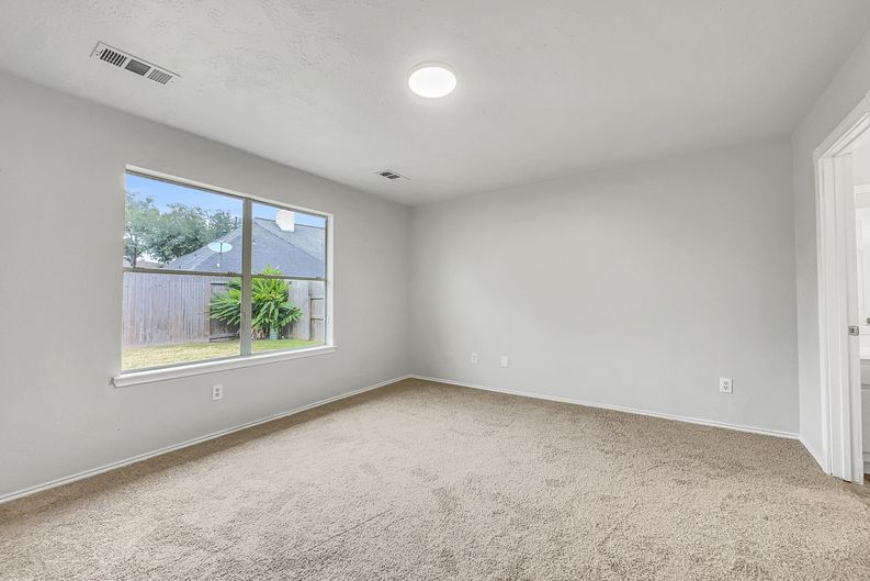 Photo 4 of 23 of 10623 Redwood Dr, Baytown, TX