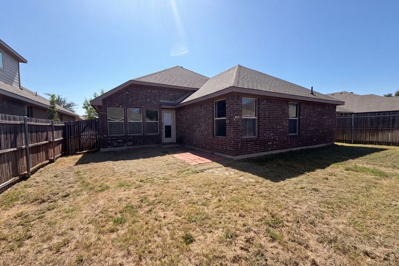 Photo 5 of 21 of 11920 Hassop Ln, Burleson, TX