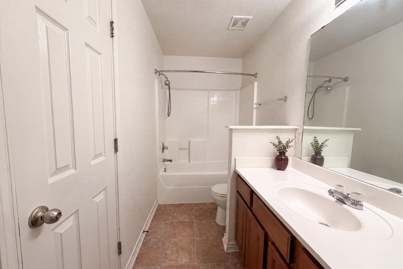 Photo 8 of 16 of 2512 Saulsbury Dr, Temple, TX