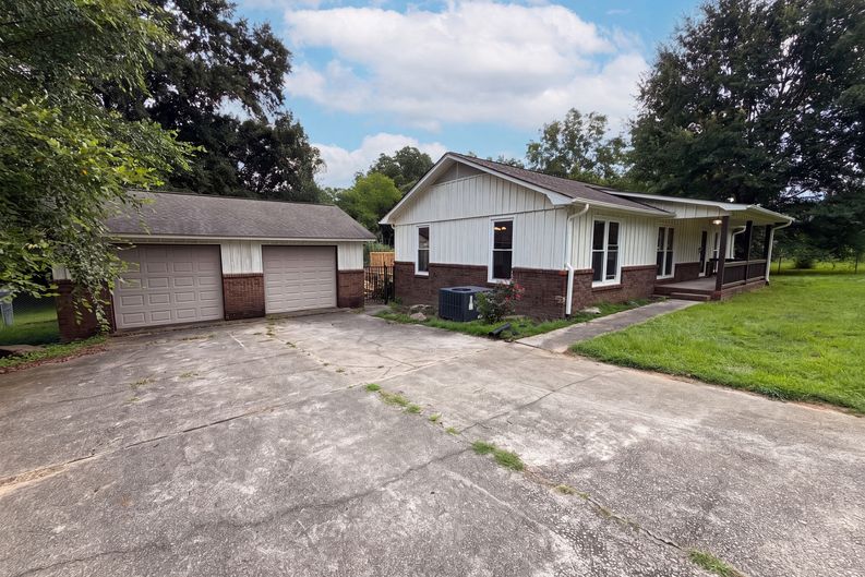 Photo 16 of 20 of 1007 Normandale Dr, Bessemer, AL