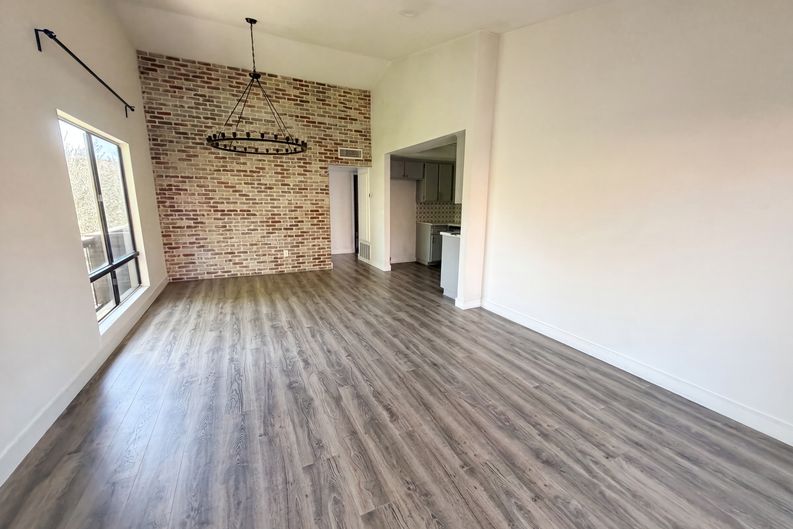 Photo 3 of 17 of 7300 Corbin Ave, Reseda, CA