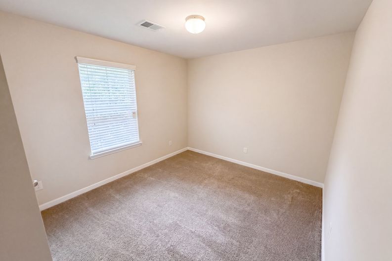 Photo 12 of 23 of 4473 Ravenwood Dr, Union City, GA