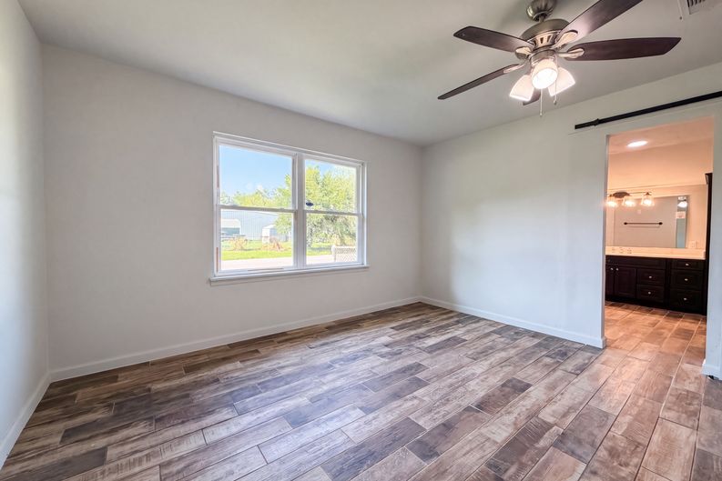 Photo 4 of 17 of 118 S Ringgold St, West Columbia, TX
