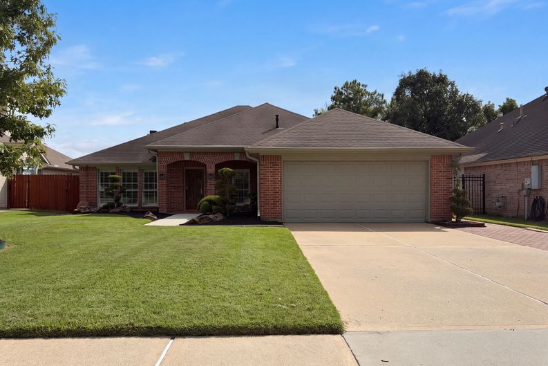 Photo 1 of 18 of 119 Greenridge Cir, League City, TX