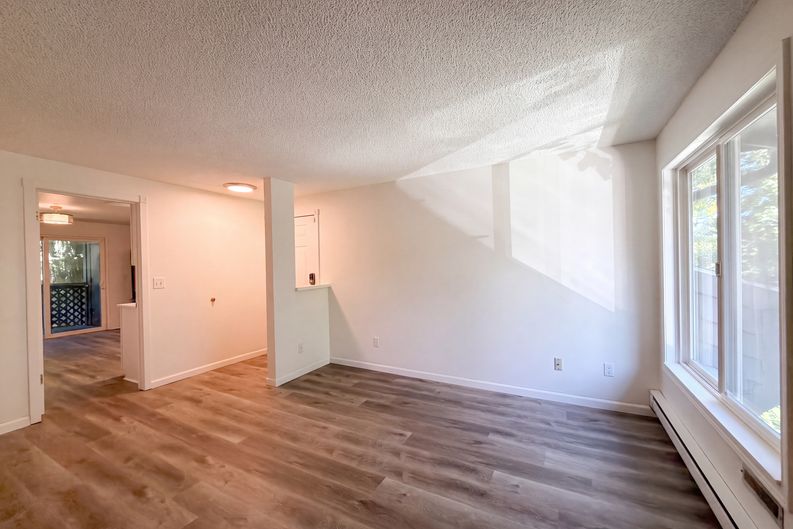 Photo 3 of 24 of 650 SW Meadow Dr, Beaverton, OR