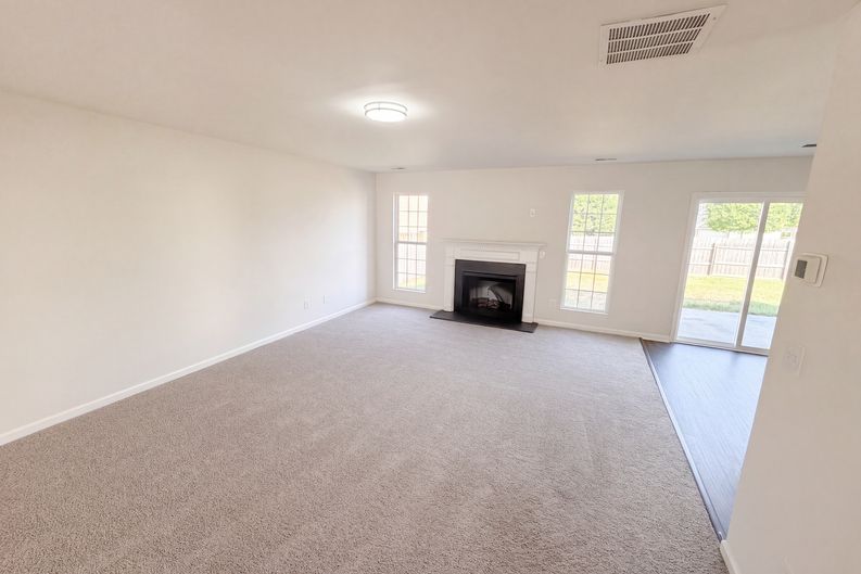 Photo 7 of 19 of 7402 Walton Hl, Fairburn, GA