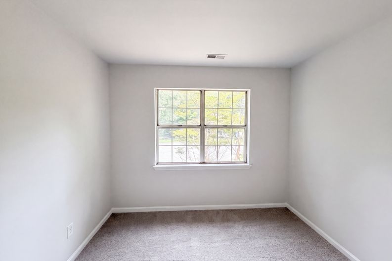Photo 8 of 18 of 1604 Rocky Glen Ln, Charlotte, NC