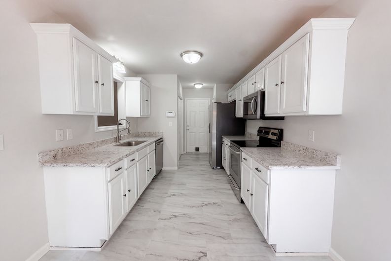 Photo 8 of 24 of 3148 Brook Hill Dr, Clarksville, TN