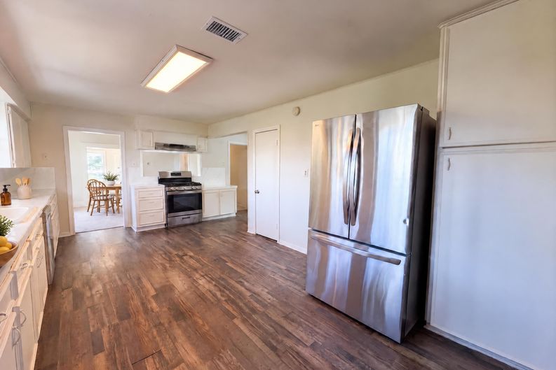 Photo 9 of 26 of 714 Bolling Ln, Houston, TX