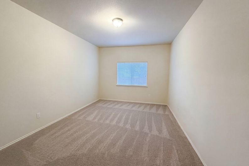 Photo 13 of 24 of 6206 Suellen Ln, Killeen, TX