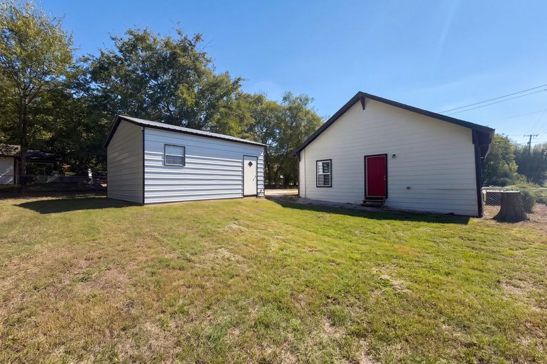 Photo 5 of 16 of 1425 E Cherry St, Sherman, TX