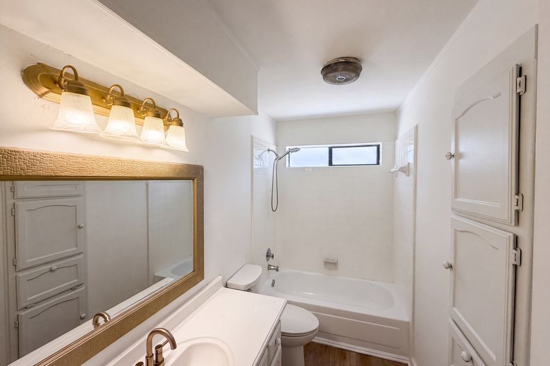 Photo 13 of 19 of 6612 Lakeside Dr, Lake Worth, TX