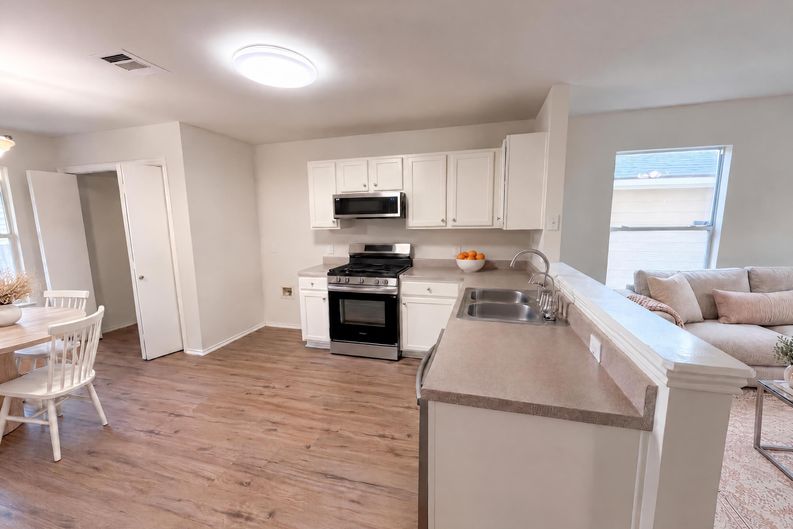 Photo 7 of 29 of 11521 Melstone Dr, Manor, TX