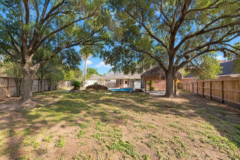 Photo 29 of 32 of 7927 High Knoll Ln, Houston, TX