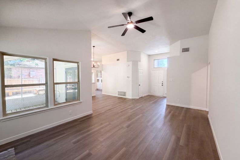 Photo 6 of 18 of 605 Hawthorne Ln, Round Rock, TX