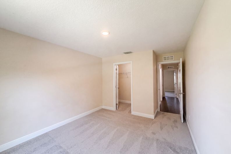 Photo 14 of 23 of 33137 Irongate Dr, Leesburg, FL