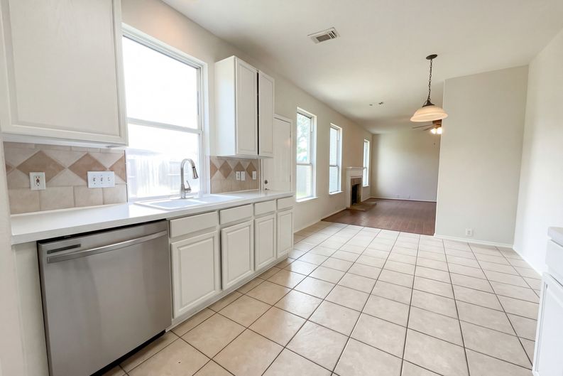 Photo 10 of 22 of 11919 Leaf Oak Dr, Houston, TX