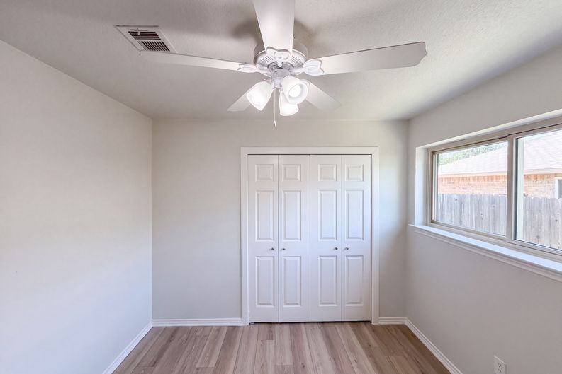 Photo 13 of 21 of 220 Grand Meadow Dr, Fort Worth, TX