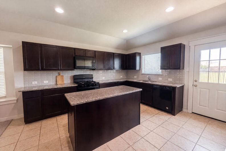 Photo 7 of 21 of 5909 Urbano Bnd, Round Rock, TX