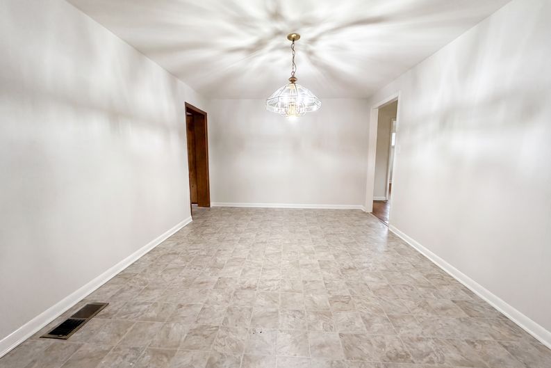 Photo 6 of 16 of 624 Belview St, Bessemer, AL