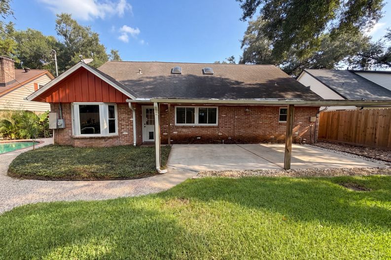 Photo 5 of 23 of 5116 E Bayou Dr, Dickinson, TX