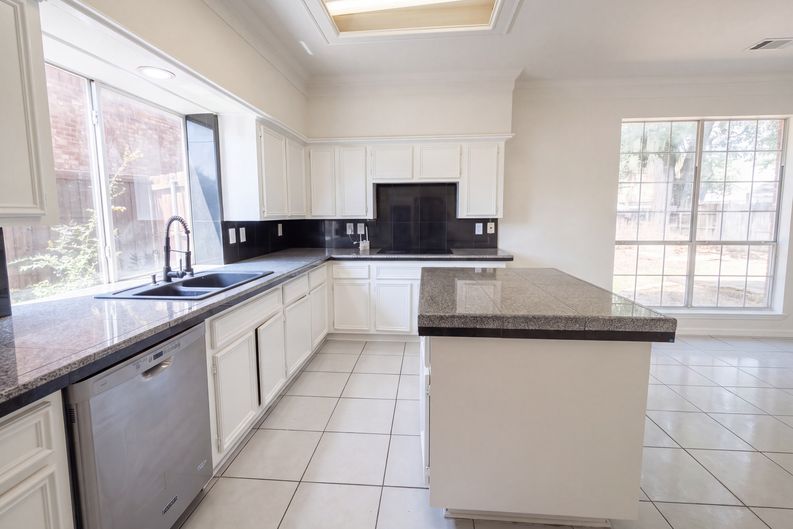 Photo 9 of 26 of 1231 Jeanette Way, Carrollton, TX