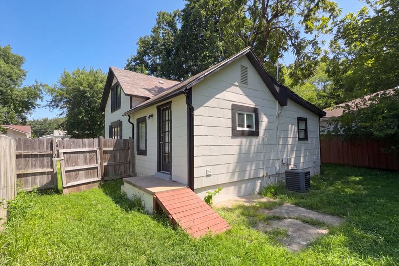 Photo 23 of 29 of 1446 E Whiteside St, Springfield, MO