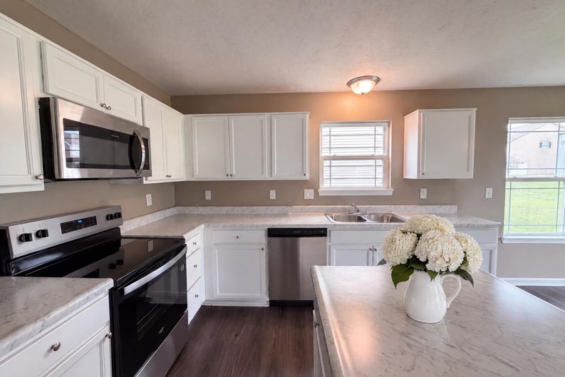 Photo 8 of 23 of 8196 Alyssum Dr, Plainfield, IN