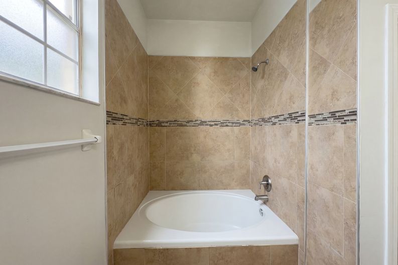 Photo 15 of 18 of 1696 Chatham Cir, Apopka, FL
