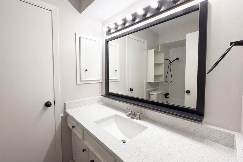 Photo 15 of 22 of 1618 Woodcrest Ln, Carrollton, TX