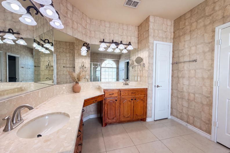 Photo 14 of 29 of 409 Lone Oak Ct, Kennedale, TX