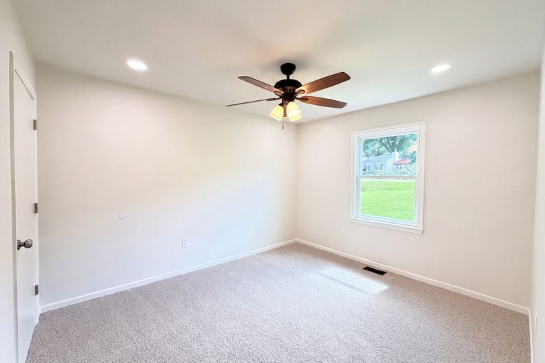 Photo 10 of 16 of 8332 Clear Meadow Ln, Charlotte, NC