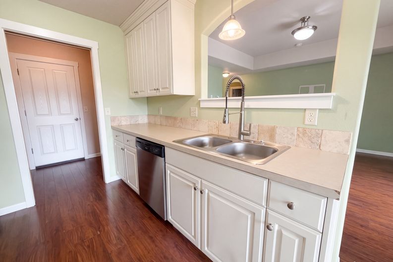 Photo 8 of 14 of 1615 SE Jonathan Ave, Dallas, OR