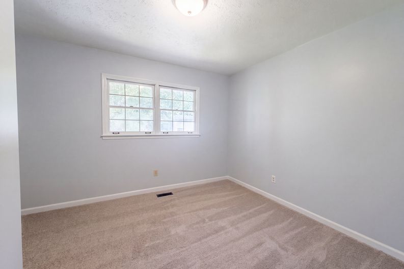 Photo 4 of 24 of 3318 Ben Hill St SW, Marietta, GA